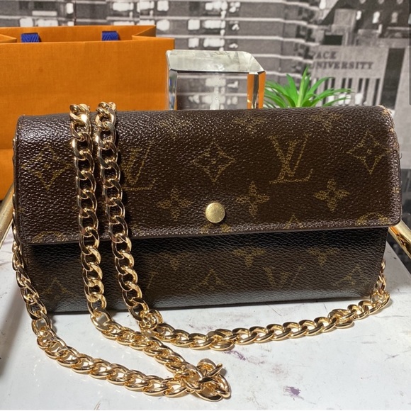 Louis Vuitton Monogram Sarah Wallet - Authentic - Picture 3 of 16